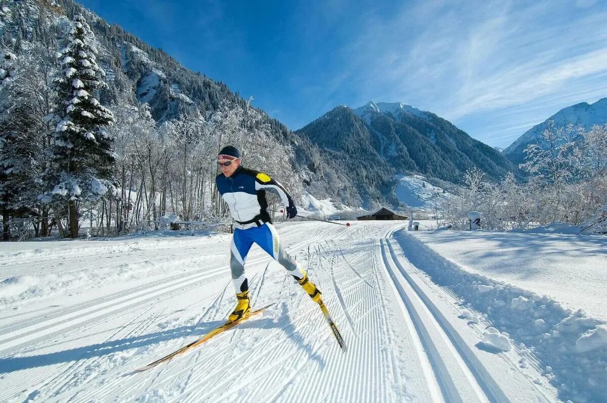 Перспективы лыжного спорта. Кросс Кантри лыжи. Беговые лыжи кросс Кантри. Лыжи беговые для конькового хода. Лыжник.