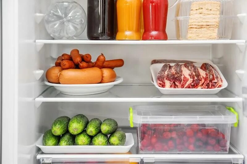 Заморозка начнет. Холодильник с продуктами. Холодильник с едой. Полный холодильник продуктов. Хранение продуктов.