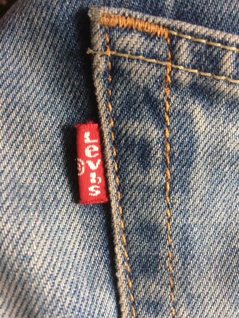 Как отличить levis. Левайс 511 оригинал и копия. Оригинальные бирки джинс левайс 501. Палёные джинсы левайс.