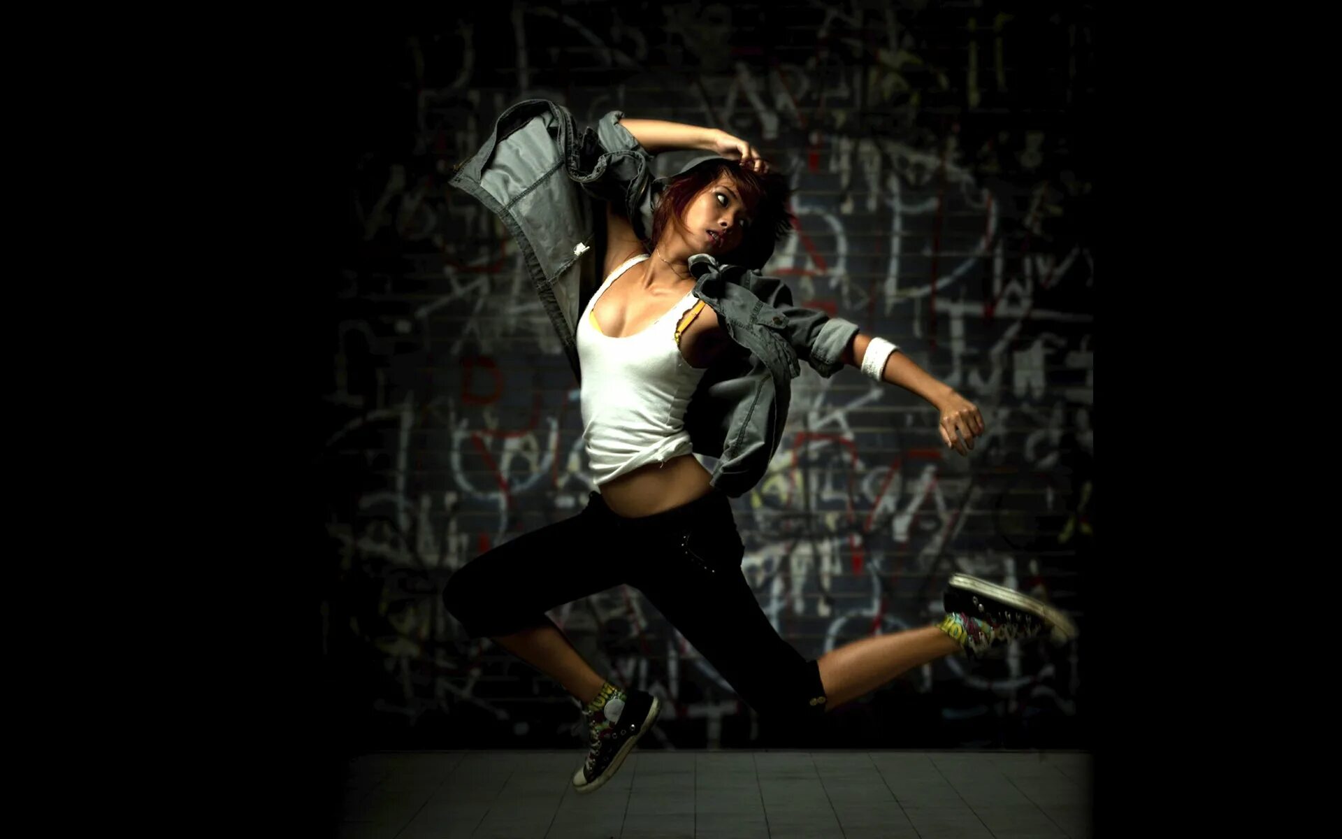 танцующие люди. девушка диджей. шикарная девушка танцует. танцующие девушки. диджей аурика фототоплес.