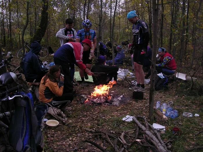 По прибытии на поляну мы разбили лагерь. Разбитый лагерь в лесу. Туристы разбили лагерь. Туристы разбили лагерь продолжить.