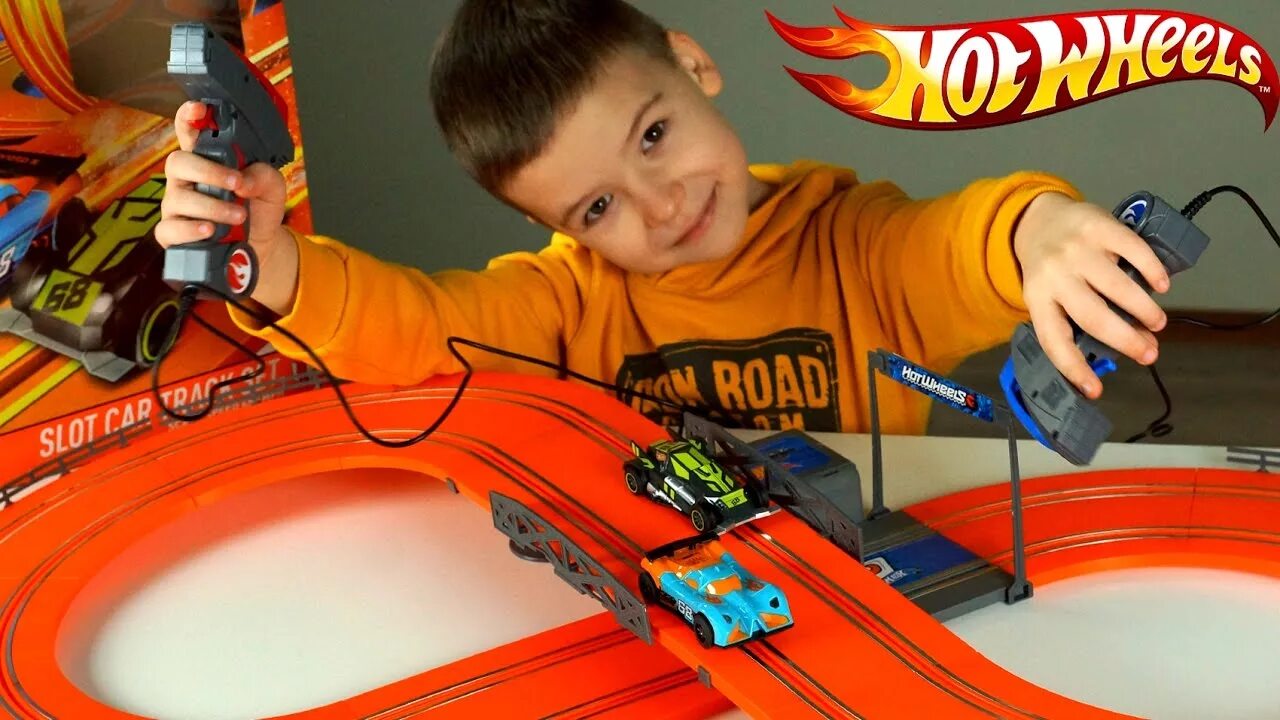 Hot wheels дети играют. Слот кар трек хот Вилс. Трасса хот Вилс Slot car track Set. Трек хот Вилс с пультами управления. Хот Вилс война трасс.