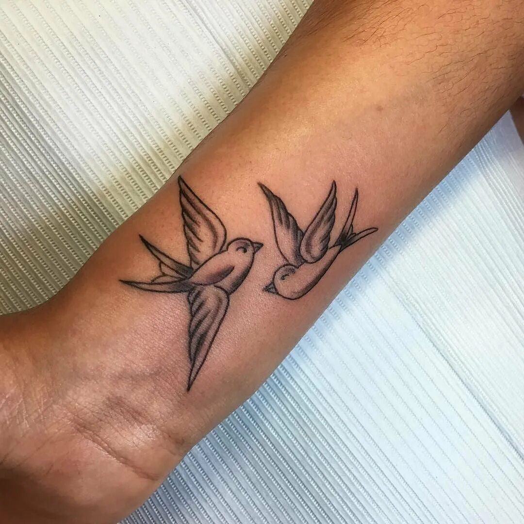 тату ласточка на запястье