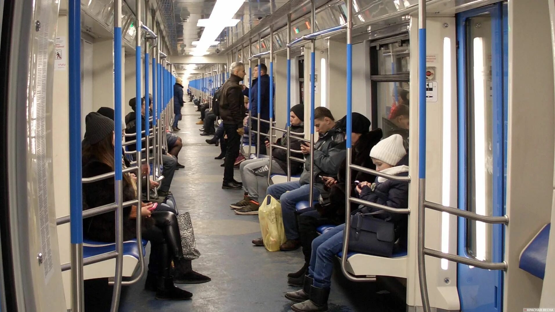 Вагон метро с людьми. Вагон метро. люди в вагоне метро. метро внутри с людьми. полупустой вагон метро.