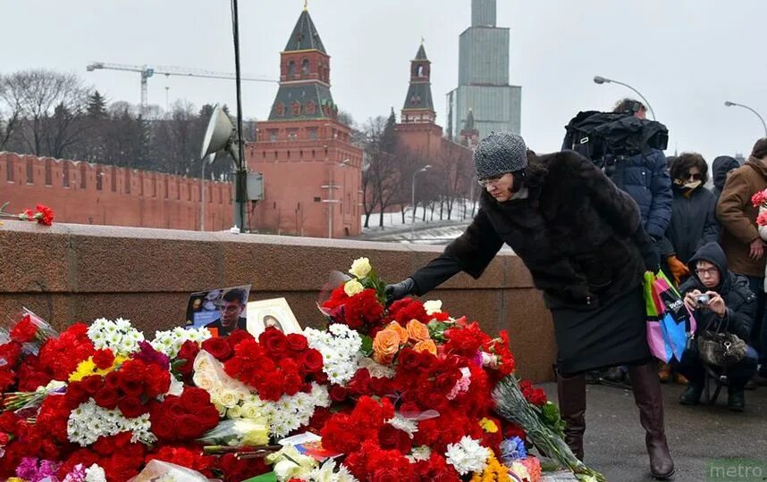 Прощание с Немцовым ритуал. Люди на Васильевском спуске 30.09. Прощание с немцовым