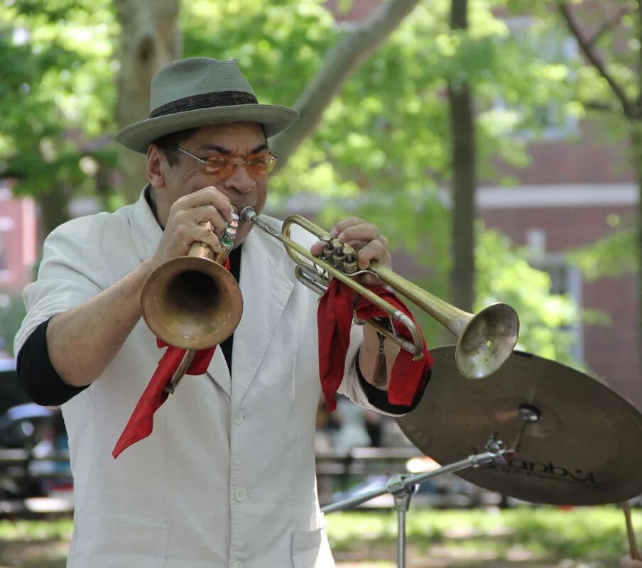 Пионер с трубой. Горнист фото. Горнист фото. Пионер трубит в горн. Горнист фото.