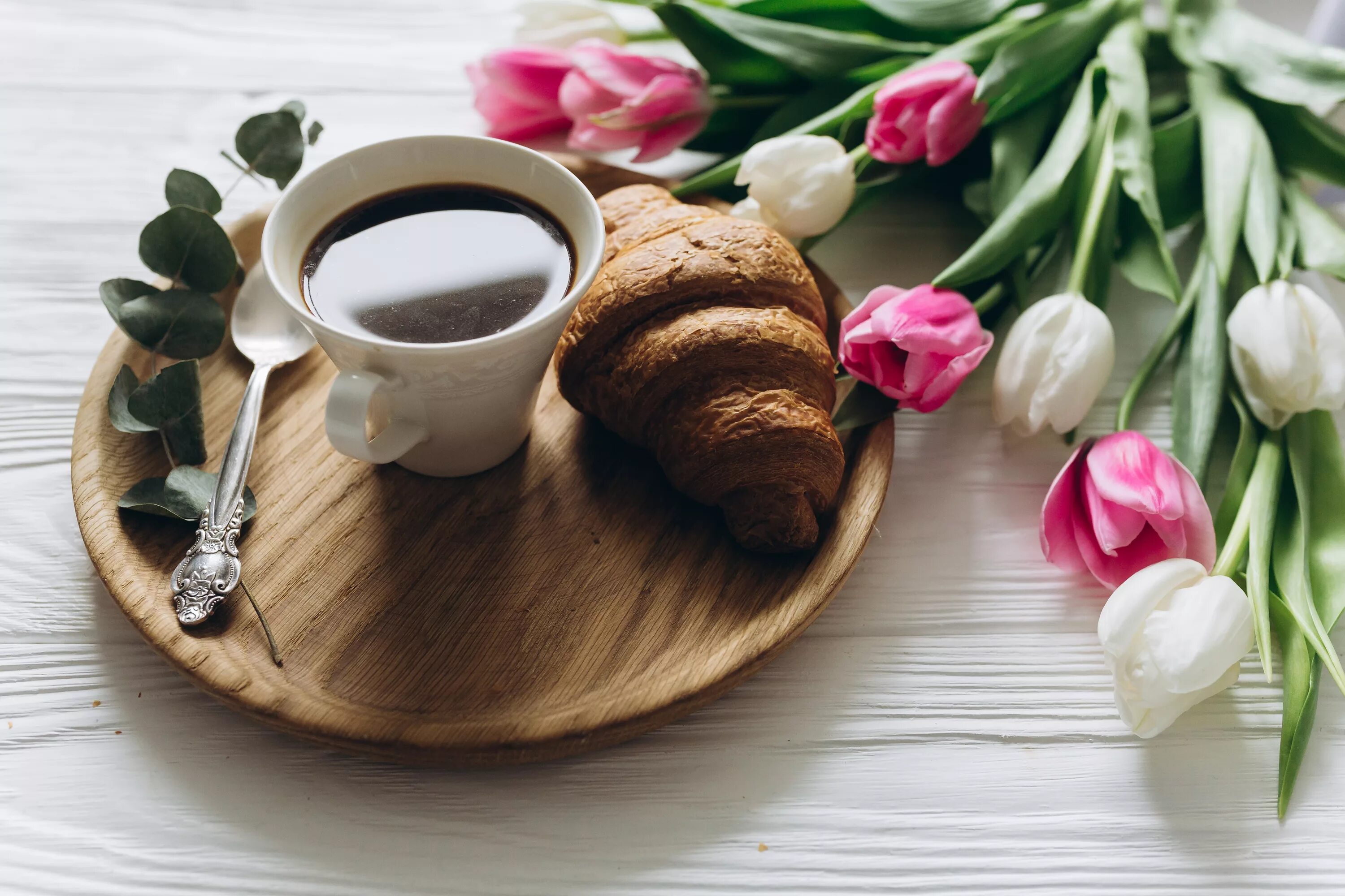 Кофе и тюльпаны картинки. Кофе и цветы. Кофе с цветами. Красивый завтрак с цветами. Завтрак с цветами и кофе.