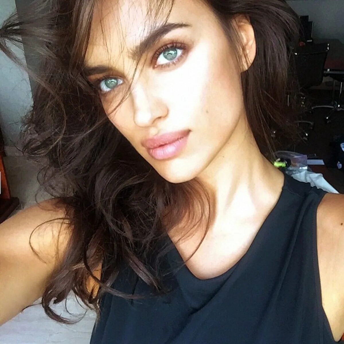 Звезды инстаграмма. Irina Shayk selfie.