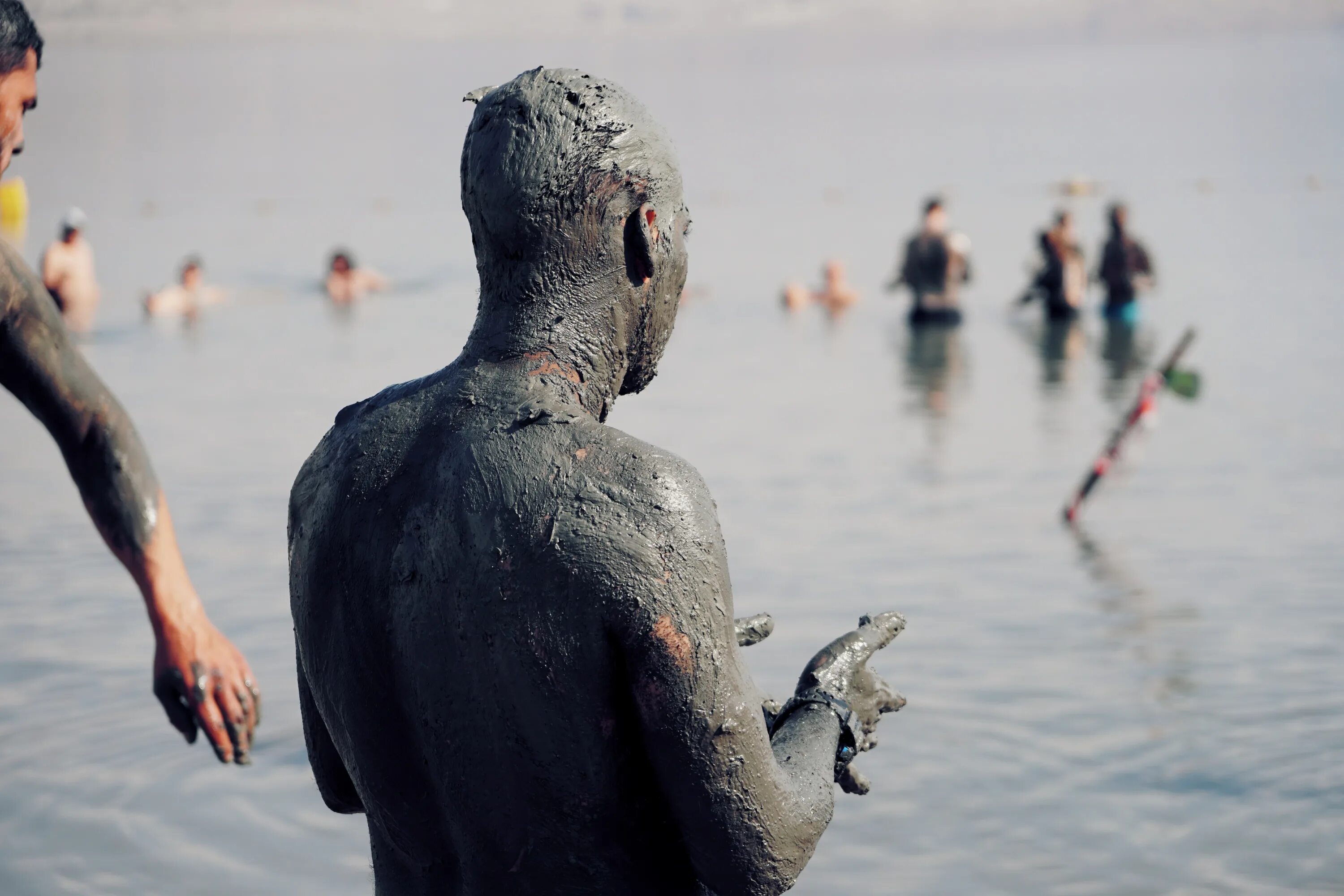 Лечебная грязь мертвого моря. Ханское озеро лечебные грязи. Мертвое море грязевые ванны. Грязь в море.