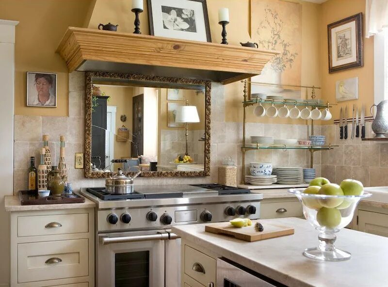 Стена над плитой. Зеркало над раковиной на кухне. Зеркало на кухне в интерьере. Зеркало над столом на кухне. Декор над плитой на кухне.