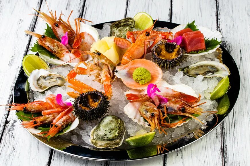 кухня в морском стиле интерьер. блюда средиземноморской кухни. кухня в корабельном стиле. рыбные блюда. морская кухня.