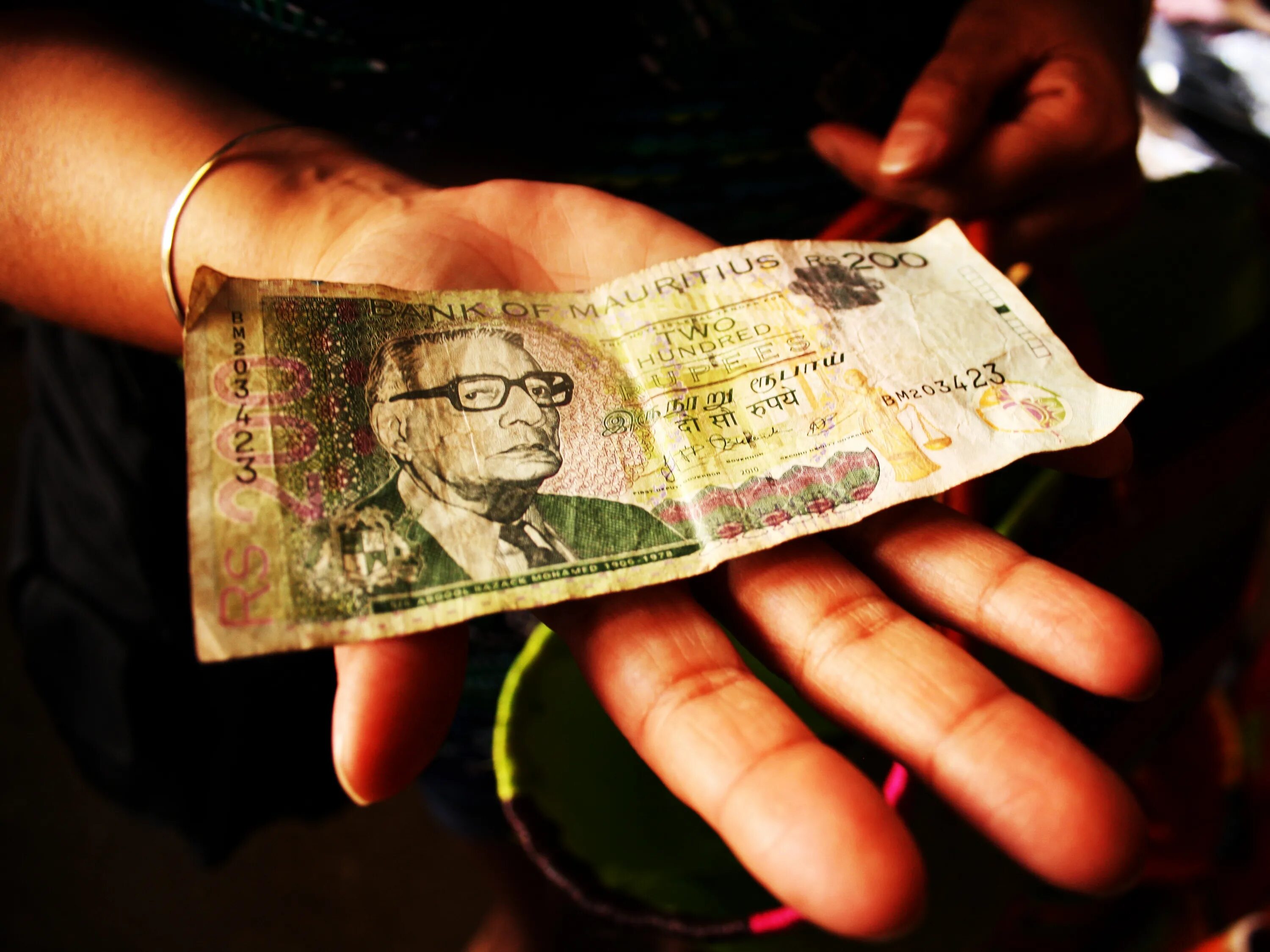 Евро или доллар в тайланде. Маврикий деньги. Маврикийская рупия банкноты. Купюры Маврикий. Маврикий валюта.