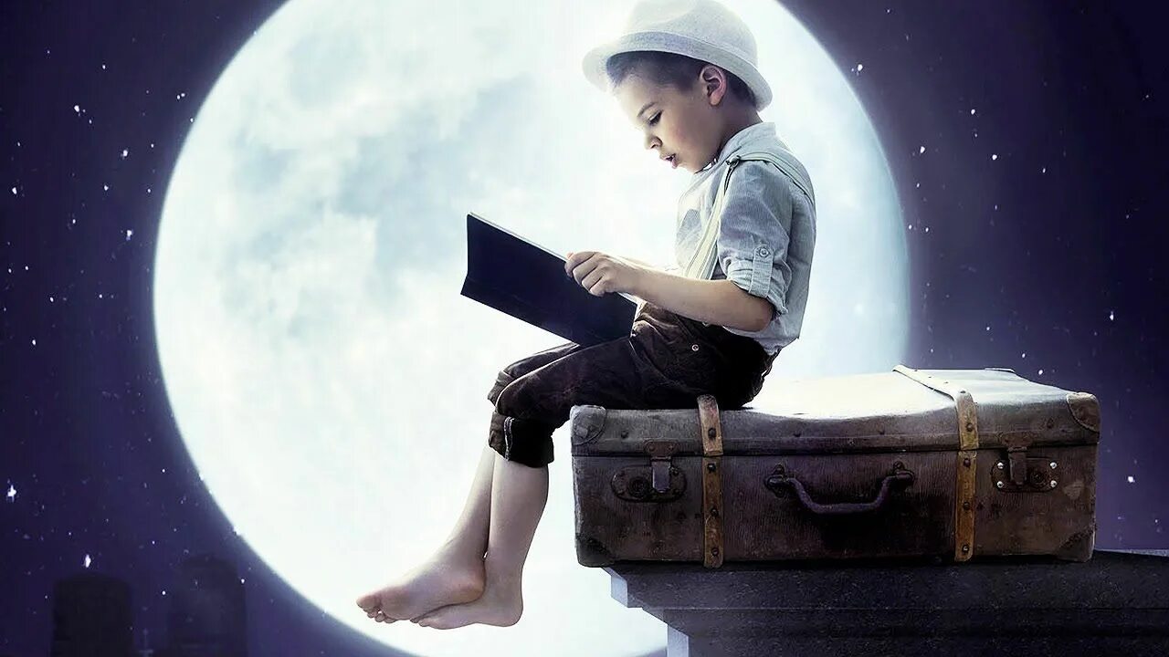 Сидим дома иллюстрация. Маленькие дети в кроватке. Занять детей дома. Коврик детский с животиком. Девушка в комнате ночью.