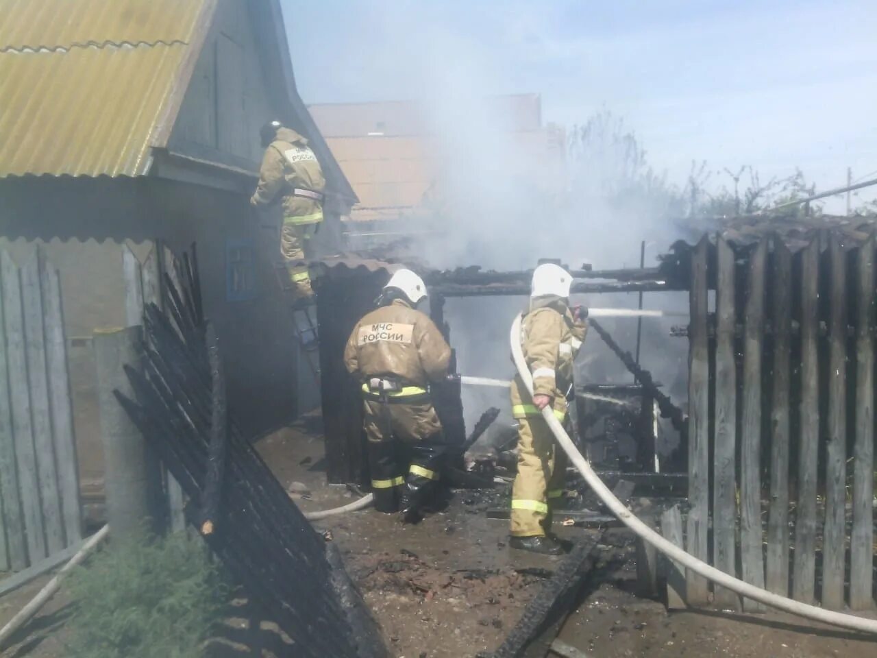 Пожар в астрахани сегодня. Пожар в водоватово. Пожар 11 ноября в астрахани. Пожар фото. Пожар приволжском районе.