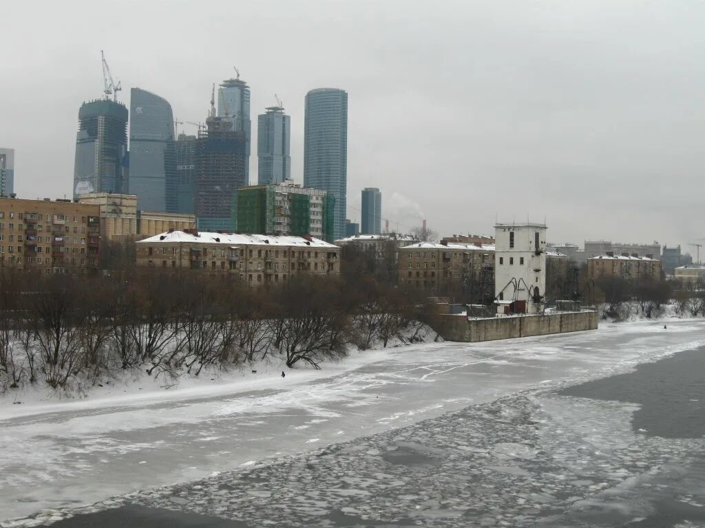 Ветер г москва. Москва пасмурно. Пасмурный зимний день в городе. Пасмурный день в Москве. Серая зима в Москве.