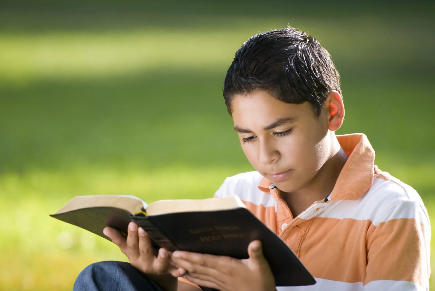 I am read books. Подросток с Библией. Человек с Библией и лицо. Библия для студентов. Библия молодежь.