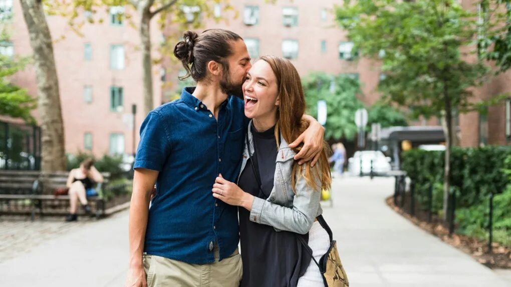 Зак эфрон счастливчик. Парни быстро влюбляются. Парни быстро влюбляются. Объятия влюбленных. Объятия влюбленных.