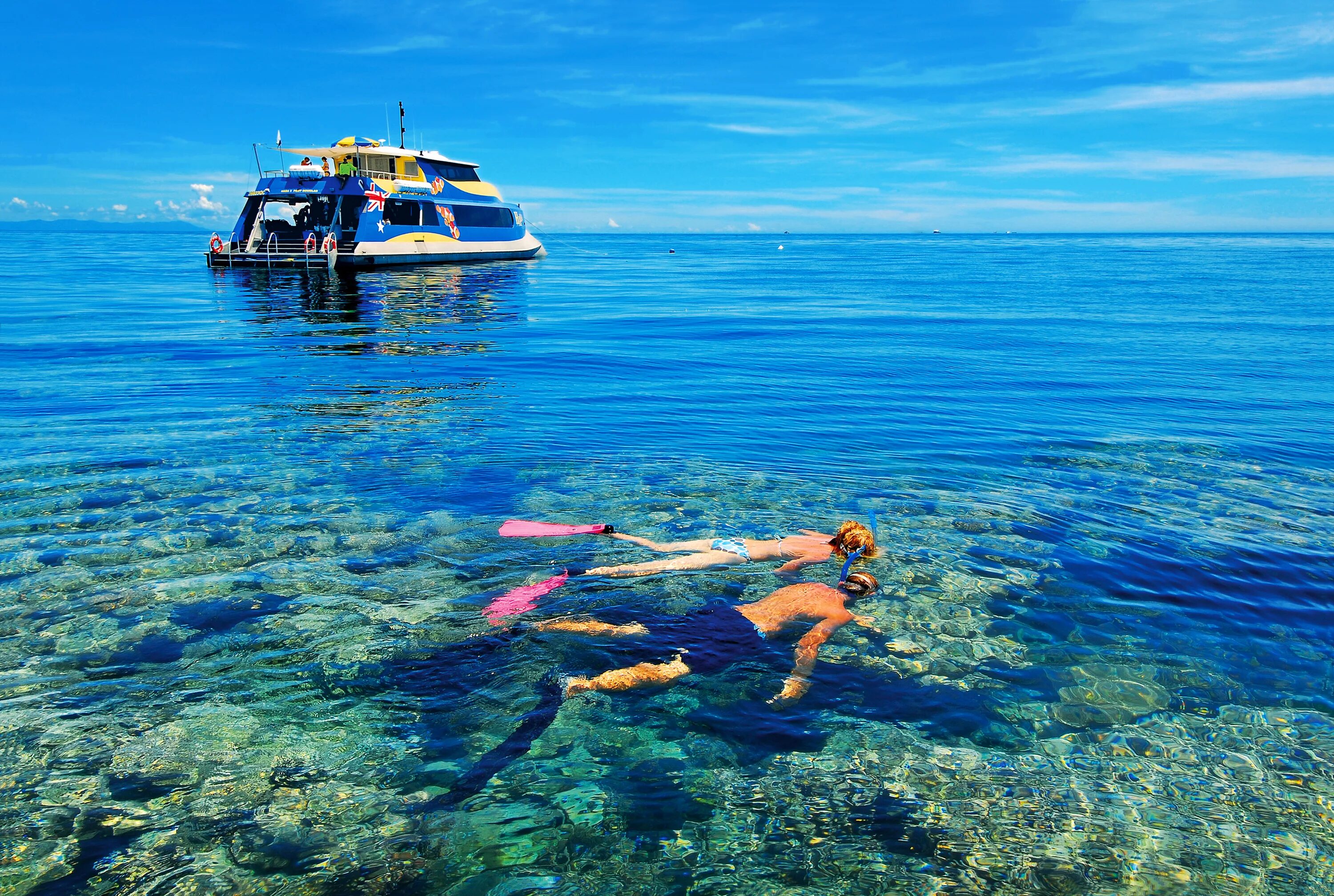 Sea dive. Яхта Египет сноркелинг. Куба сноркелинг. Прозрачная вода в океане. Путешествие на море.