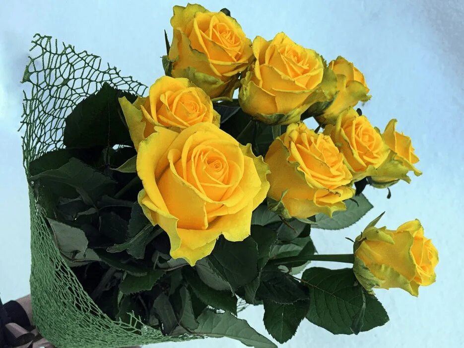 Букет желтых тюльпанов в руках. Дарите желтые цветы. Необычные свадебные букеты. Коробка с желтыми розами. Бархатцы букет невесты.