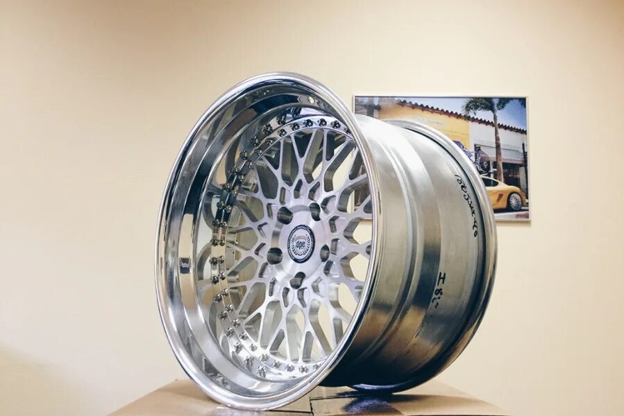 Диск на котором установлен. Диски трехсоставные r16. dpe wheels. диски. трехсоставные диски r15. колеса на бмв трехсоставные r18 с полкой.