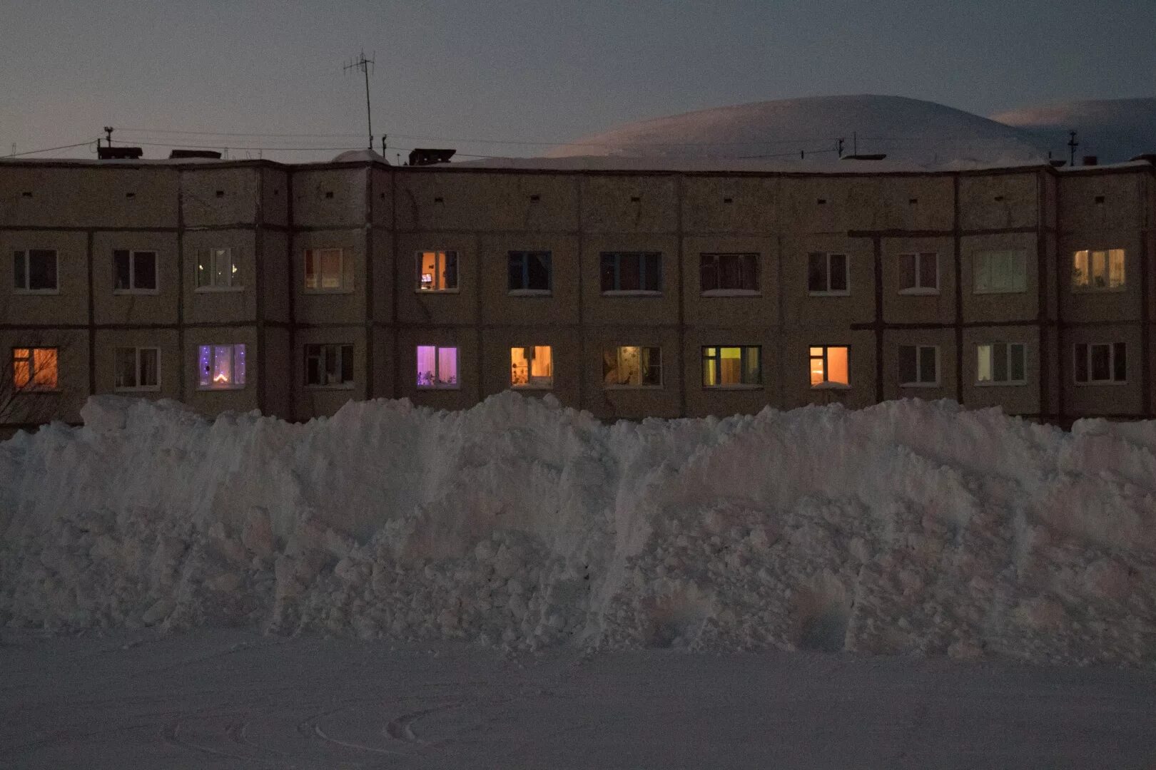 Кировск куда сходить зимой. Белые ночи кировск мурманская область. кировск мурманская область сугробы. кировск мурманская область снег. полярная ночь в кировске мурманской области.