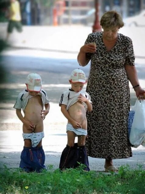 Фотосессия беременной с дочкой. Высаживание ребенка на природе. Блондинка с новорожденным. Ребенок пишет. Мама пи.