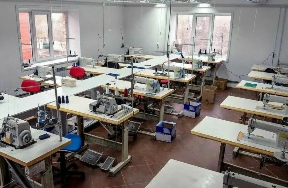 барабинск швейная фабрика. цех по пошиву. швейные потоки. современный швейный цех. швейный цех.