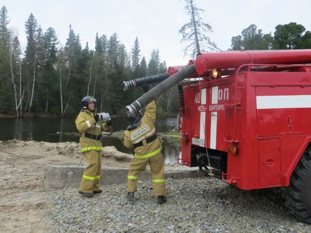 Без установки на водоисточник ац 40. Забор воды из водоема пожарной машиной ЗИЛ 131 АЦ 40. Забор воды ац40. Забор воды пожарным автомобилем. Пожарный рукавный автомобиль.