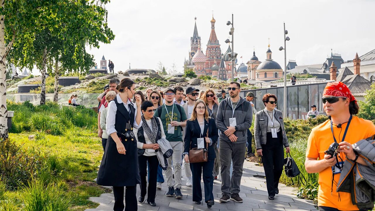 Парк Зарядье в Москве. Кремль парк Зарядье. Парк Зарядье свадьба. Парк Зарядье летом.