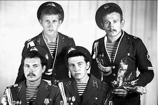 В каких войсках служил адидас. Игорь ливанов в армии. Фёдор добронравов в ар. Солдат советской армии. Дмитрий нагиев в молодости в армии.