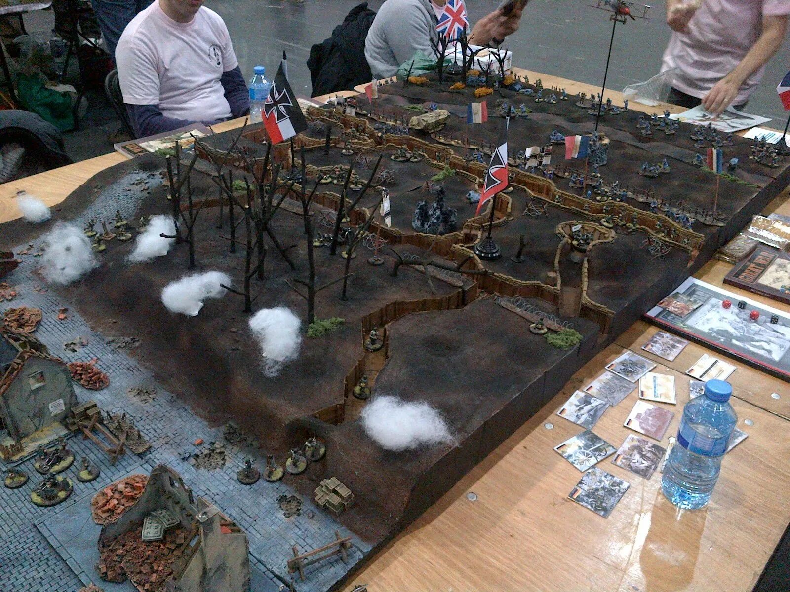 Стол с диорамой в офисе wargamingwargaming. Warhammer 40k decor. Ультрамарины против тау. Стол для вархаммер 40000. Вархаммертеррейн стол.