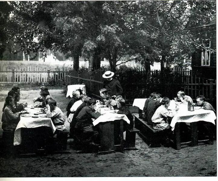 Российские гимназии 19 века 1864 года. Комитет красного креста 1917. Богадельня 18 века. Российское благотворительное общество. Российское благотворительное общество.