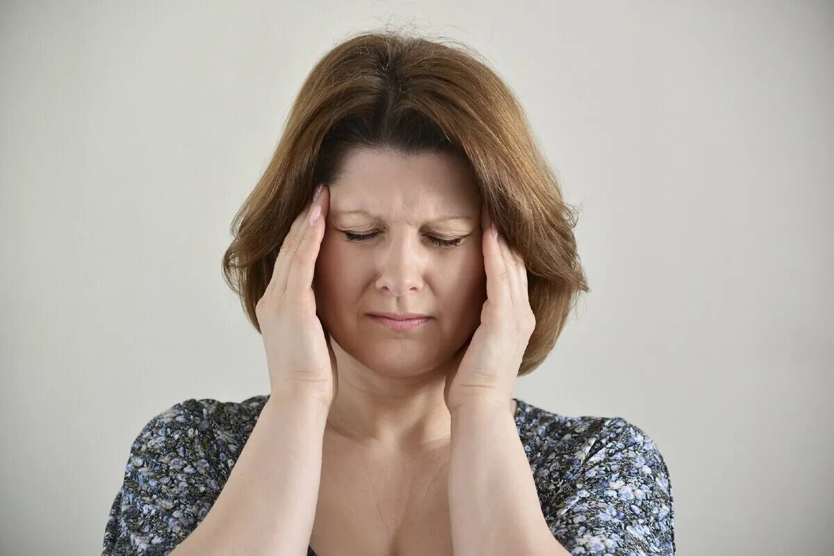 При климаксе кружится голова. Женщина боль. Нервный тик и головокружение. Женщина 40 лет депрессия. Климакс депрессия.