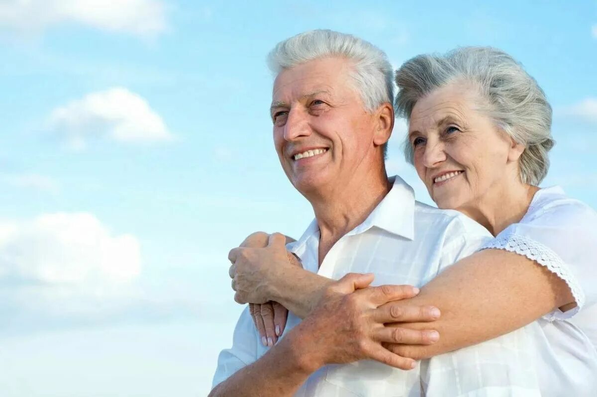 Пожилые люди возраст в россии. Пожилые люди. Счастливые пенсионеры. Счастливые пожилые люди. Довольные пожилые люди.