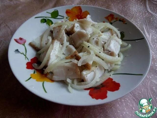 Минтай отварной. Рыбный салат из минтая с картошкой. Минтай вареный с луком. Минтай вареный с луком. Минтай отварной,тепловая%.