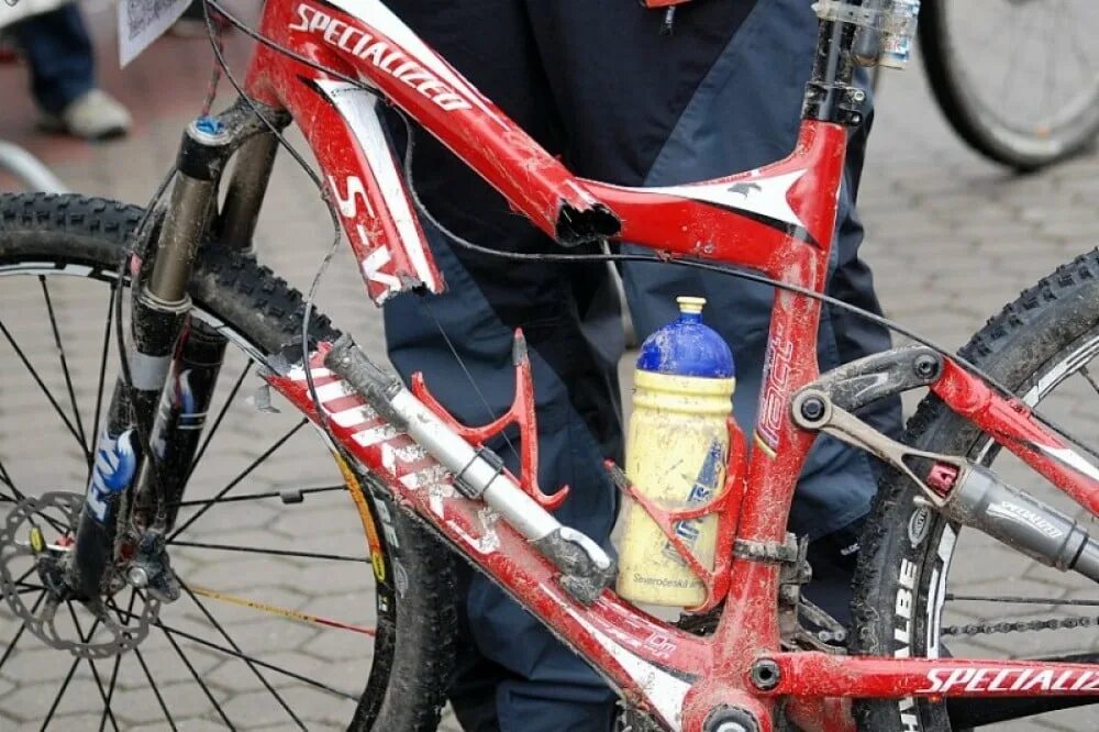 Broken bike. Рама карбон велосипед. Треснула рама велосипеда. Лопнула рама велосипеда. Сломалась рама велосипеда.