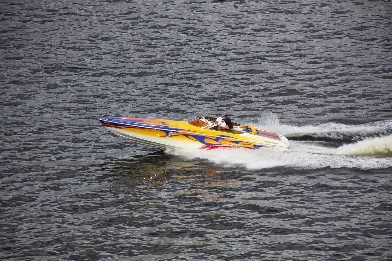 Прогулочный катер cobalt. Финский залив на катере. Трехколесная лодка военная. Шведский катер jaktar. Моторная яхта "прекрасная елена".