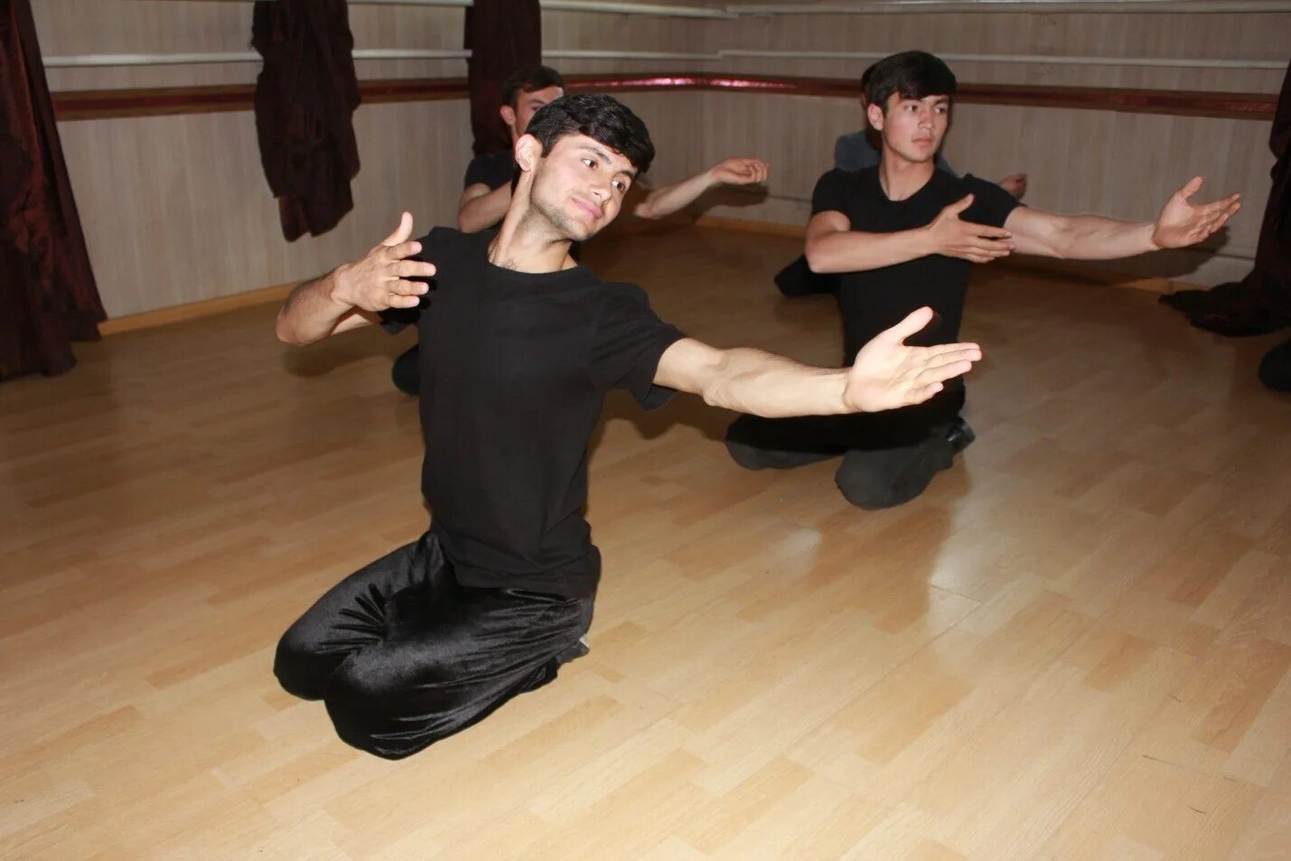 Танцующий таджик. Узбекский мужской танец. Таджики танцуют. "Мужской танец таджиков". Таджикские танцы мужчин.