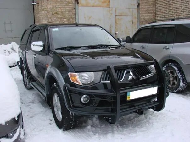 Toyota land cruiser с кенгурятником. Крузак 200 с кенгурятником. Кенгурятник 200. Кенгурятник тойота ленд крузер 200. Кенгурятник 200.