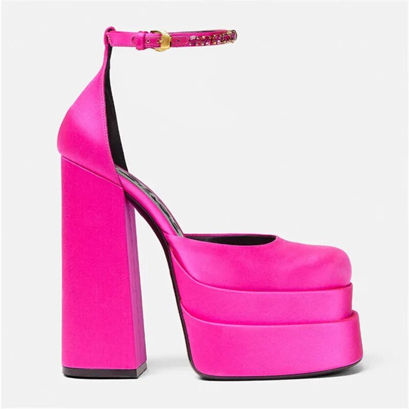 Туфли версаче 2022. Туфли версаче juno. Обувь версаче 2022. Каблуки версаче 2021 братц. Versace aevitas туфли.