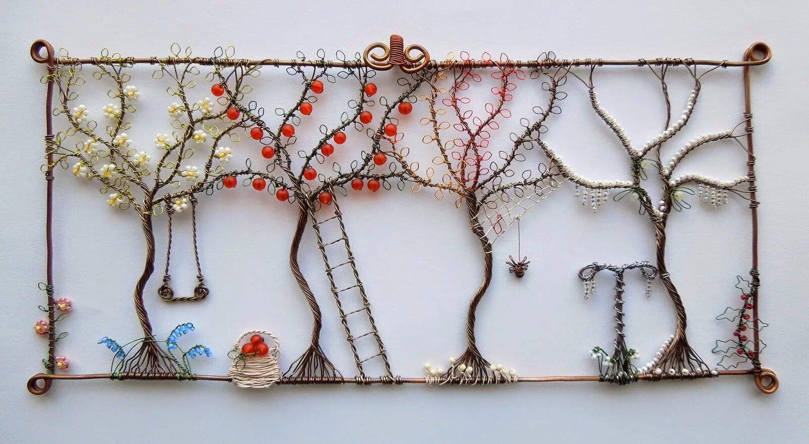 Панно из проволоки. Проволочный декор для стен. Картины из металлической проволоки. Ловец снов древо жизни. Интерьерное панно из проволоки.