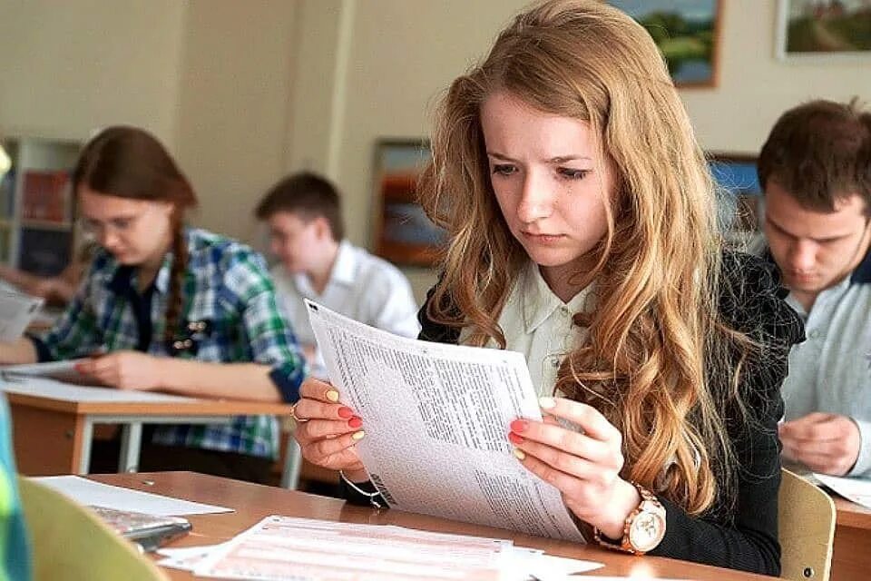 Есть ли 11 класс в школе. Студент за партой. егэ. подростки в школе россия. девушка на экзамене красивое фото.