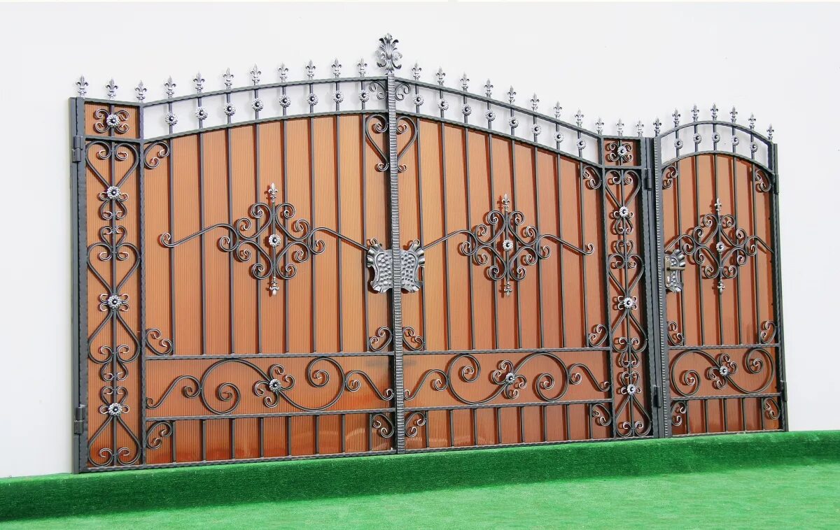 Кованые ворота с забором из профлиста. М. Ворота элементы. Железные кованые ворота. Ворота из профнастила с ковкой.