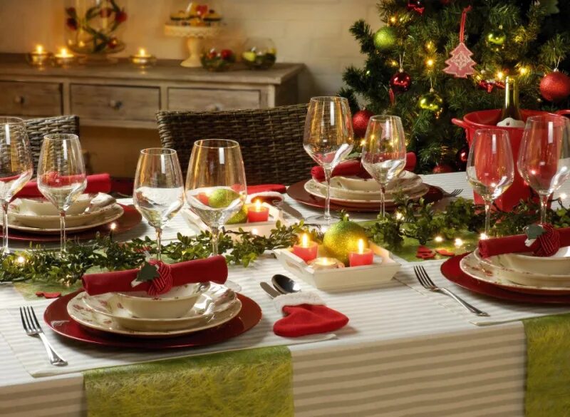 Сервировка. Красочная сервировка новогоднего стола. Сервировка стола на новый год 2023. Красивый накрытый новогодний стол.