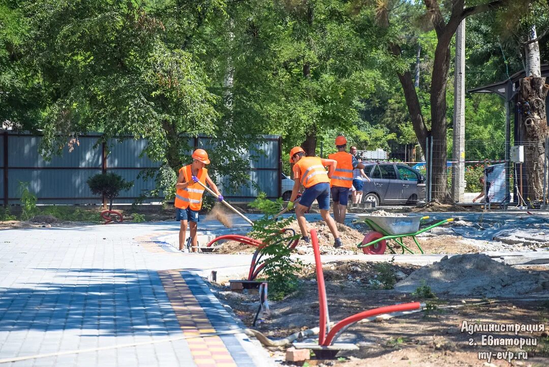 В евпатории открыли набережную терешковой. Евпатория набережная Терешковой 2021. Набережная Терешковой в Евпатории сейчас. Набережная Терешковой Евпатория стройка. Реконструкция набережной Терешковой в Евпатории.