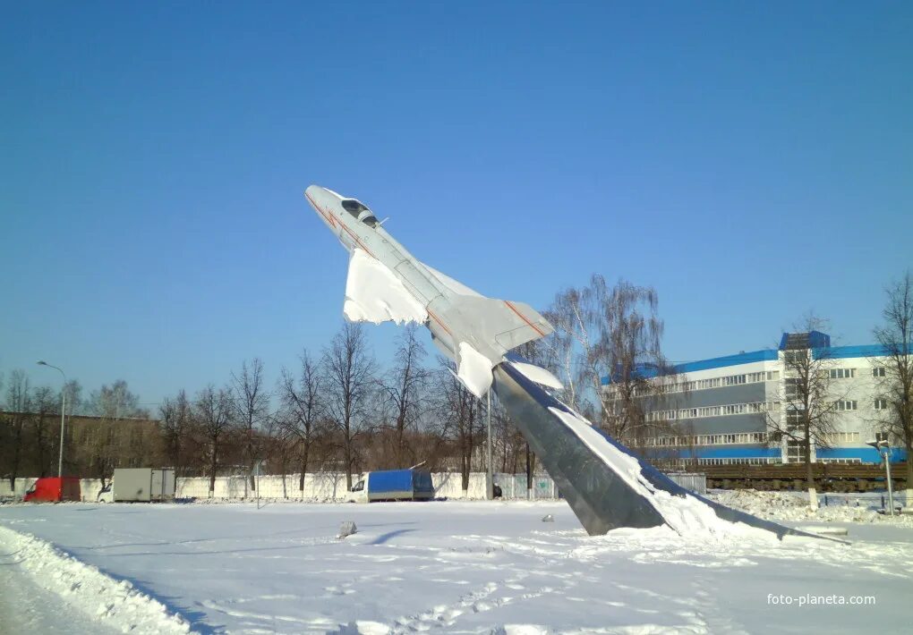 Ю г жуковский. Жуковский самолет памятник. Миг-21 памятник города Жуковский Московской области пропеллер. Жуковский памятник миг. Ул. Гагарина, Жуковский, самолет памятник.