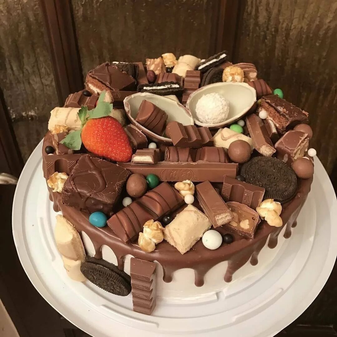 Том со сладостями. Том со сладостями. Фруктово сладкий стол. Торт девочка. Украшение торта конфетами и печеньем.