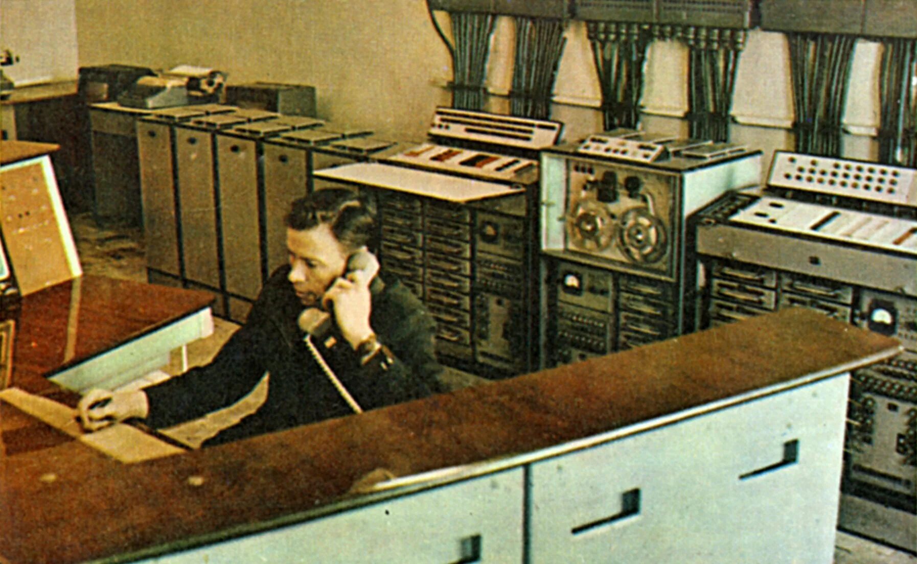 Эвм 21. Ibm 702. Днепр электронно-вычислительная машина. Ibm 2 поколения. 1 поколение эвм univac.