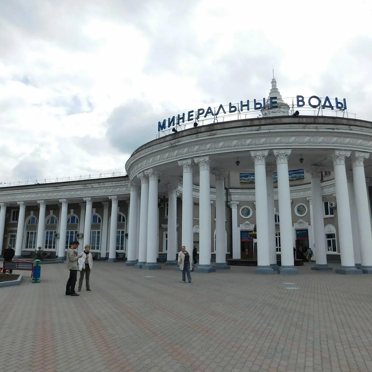 Поезда сегодня минеральные воды. ЖД вокзал Минеральные воды. Железнодорожный вокзал Минводы. Минеральные воды вокзал ж/д. Город Минеральные воды вокзал 2023.