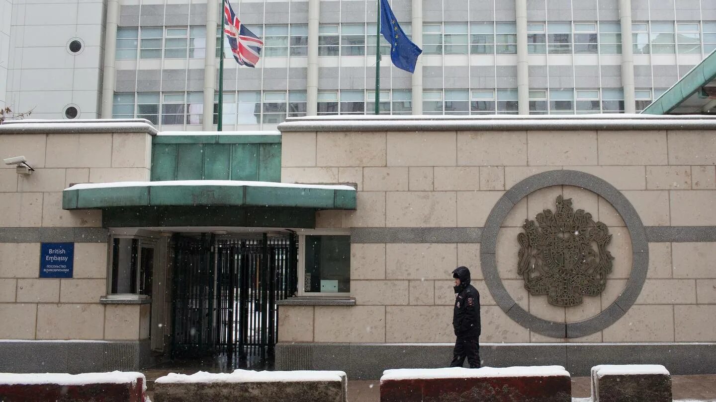 Посольство Британии в Москве. Посольство Великобритании в Душанбе. Посольство Великобритании в Минске. Посольство России в Британии.
